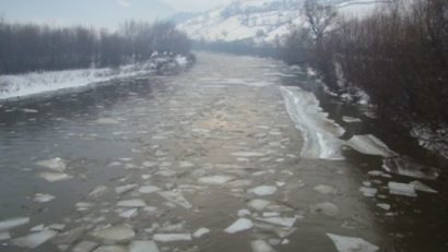 Nu există poduri de gheaţă pe râul Mureş care ar putea duce la inundaţii