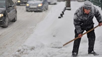 Două unităţi bancare din Tîrgu-Mureş au fost amendate pentru că nu au curăţat trotuarul de zăpadă