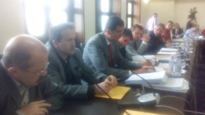 Plăcuţele bilingve împiedică funcţionarea Consiliului Local Tîrgu-Mureş