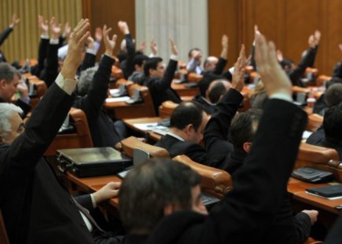 Legea pensiilor a fost adoptată de Camera Deputaţilor, for decizional în acest caz