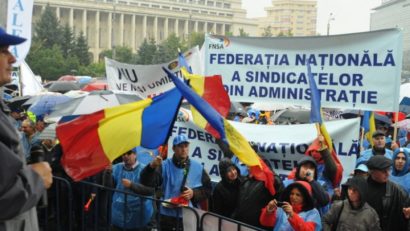 Sindicaliştii din administraţie protestează, la această oră, în Piaţa Victoriei