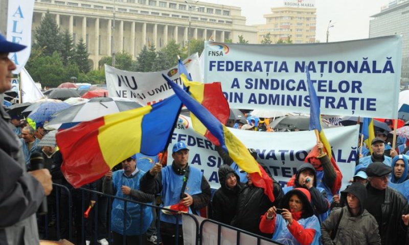 Sindicaliştii din administraţie protestează, la această oră, în Piaţa Victoriei