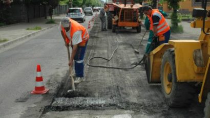 Locuitorii din Vlăhița, nemulțumiți de lucrările la un drum județean