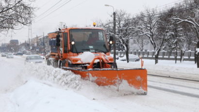 Aproape 3.000 de utilaje vor asigura deszăpezirea pe reţeaua de autostrăzi şi drumuri naţionale în această iarnă