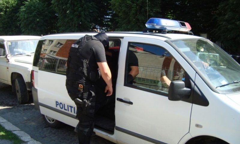 Poliţist de frontieră cercetat pentru luare de mită