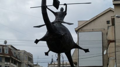 Statuia Sfântului Gheorghe, aflată în vecinătatea Primăriei Sfântu Gheorghe, a fost mutată câţiva metri