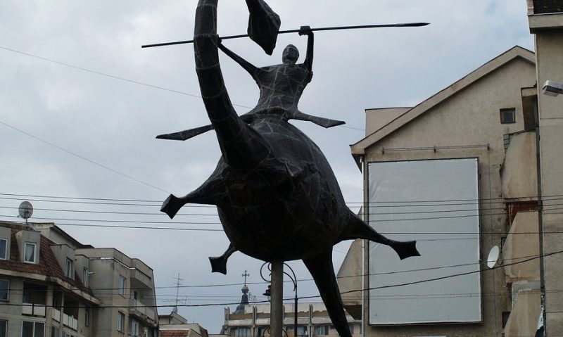 Statuia Sfântului Gheorghe, aflată în vecinătatea Primăriei Sfântu Gheorghe, a fost mutată câţiva metri