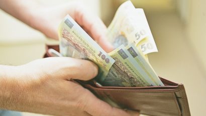 Guvernul renunţă la majorarea salariilor