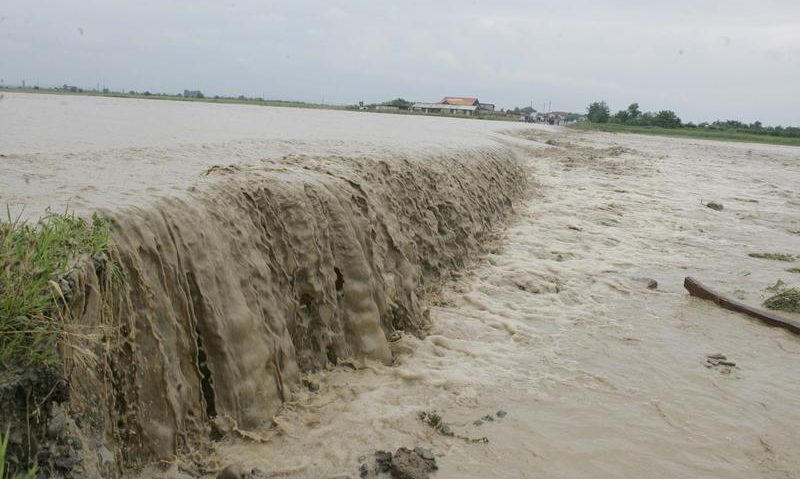 Au fost furtuni aseară în mai multe judeţe din ţară