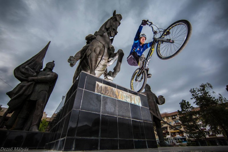 Un covăsnean vrea să bată recordul la sărit pe bicicletă