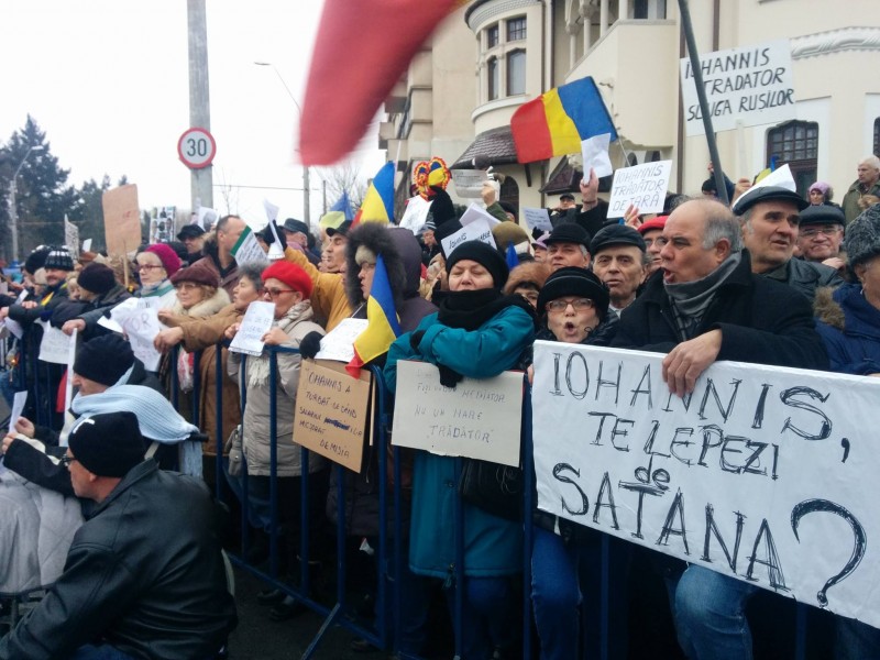 A doua zi de proteste în faţa Palatului Cotroceni