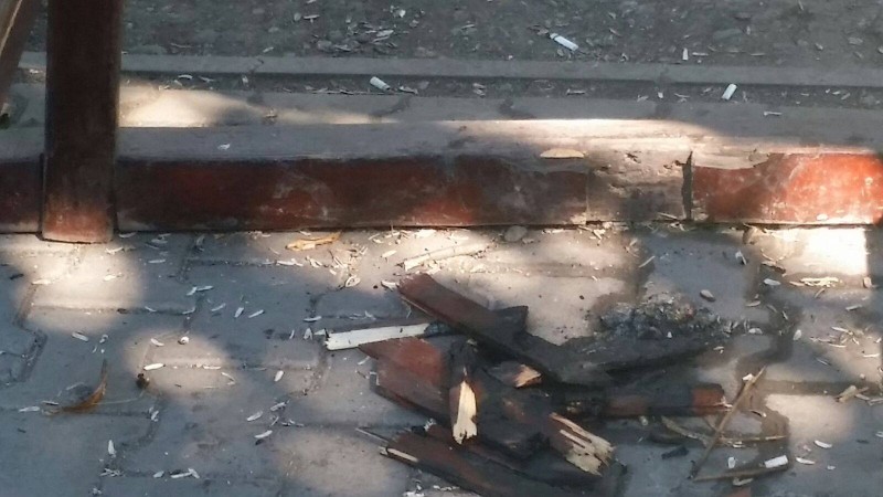 Bănci incendiate într-un parc din cartierul Unirii din Tg. Mureș