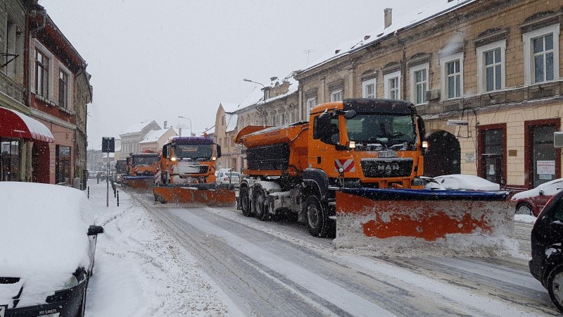 La Braşov, zăpada dă bătăi de cap conducătorilor auto