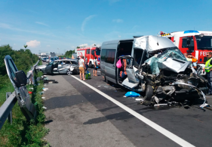 Opt cetăţeni români răniţi într-un accident rutier în Austria