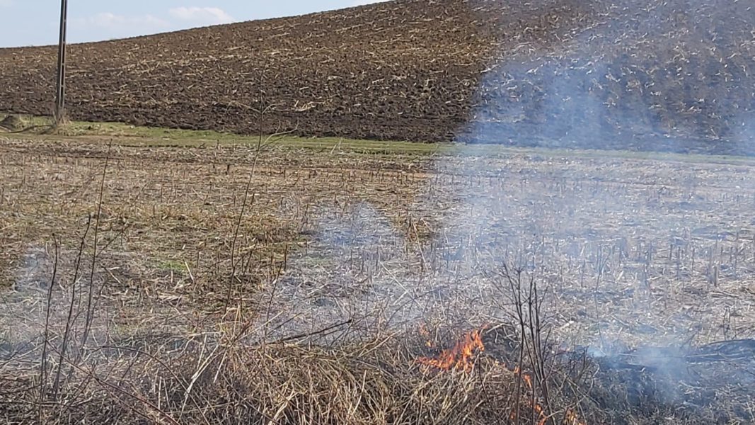 Ministrul de interne, Lucian Bode, le cere autorităţilor locale să îi identifice pe cei care incendiază ilegal miriştile pentru a-şi curața terenurile agricole