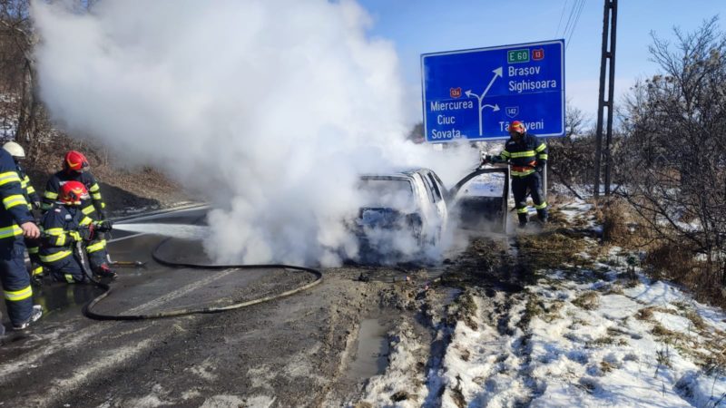 Un autoturism a ars aproape complet pe DE 60, la Bălăușeri, jud.Mureș