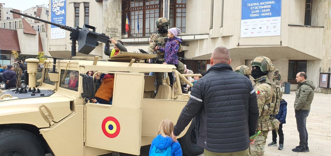 Sute de vizitatori la Expoziția militară de la Tg. Mureș