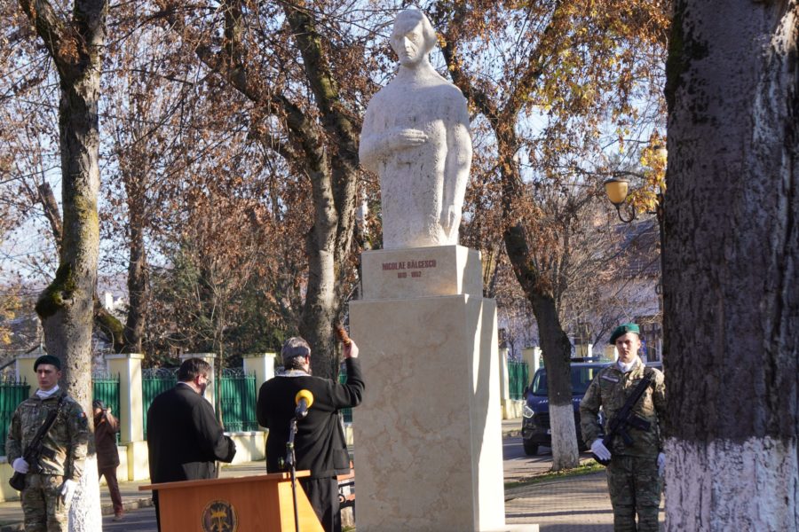 Tg. Mureș: Statuia lui Nicolae Bălcescu a fost mutată în parcul de pe Bulevardul Cetății