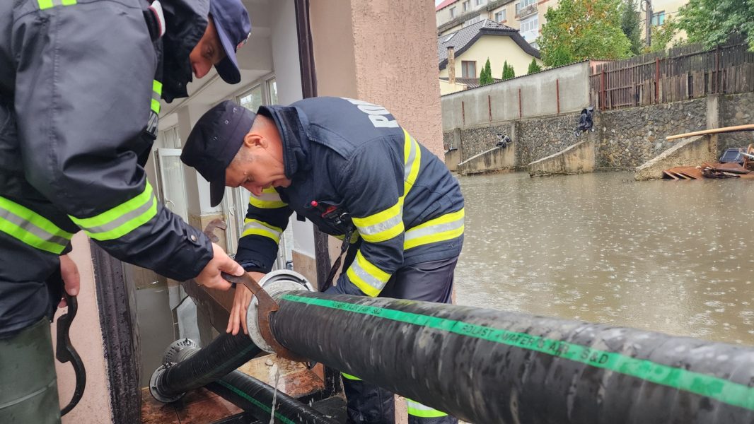 Aproape 5.500 de persoane au fost evacuate sau s-au autoevacuat din cauza pericolului de inundaţii