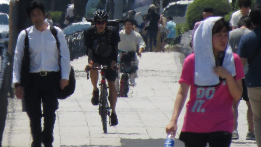 Bicicliștii japonezi care folosesc telefoanele în timpul mersului pe bicicletă riscă închisoarea