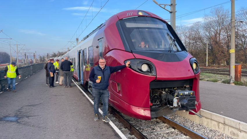 Primul tren electric achiziționat de CFR Călători în ultimii 20 de ani a ajuns la Brașov