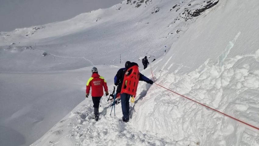 Grup de turişti, inclusiv copii, ajutat de salvamontişti să ajungă la telecabina Babele