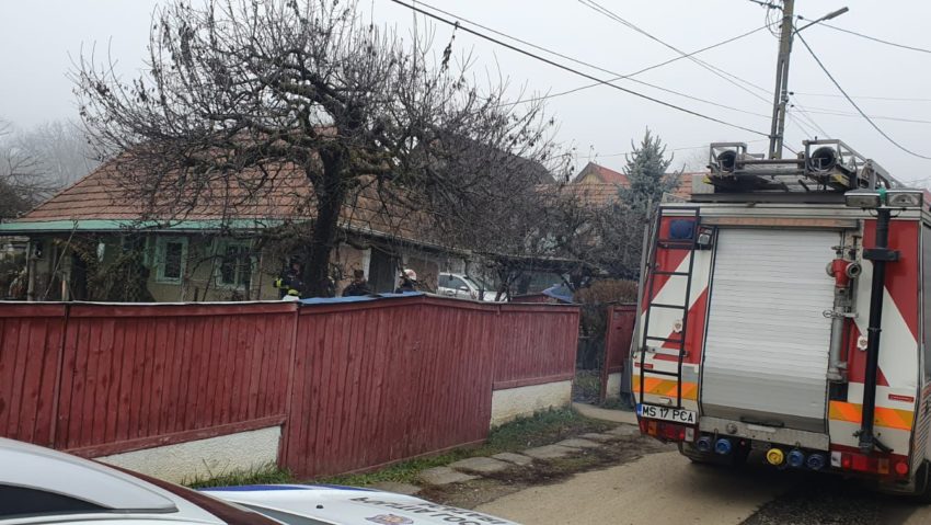 Incendiu la o locuință în localitatea Vătava. A ars acoperișul casei