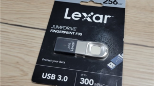 Infogadget, cu Raluca Creț | Stick-ul de memorie Lexar JumpDrive Fingerprint F35