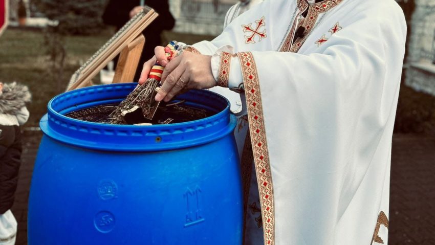 Astăzi, în bisericile ortodoxe și greco-catolice s-a sfințit apa de Bobotează